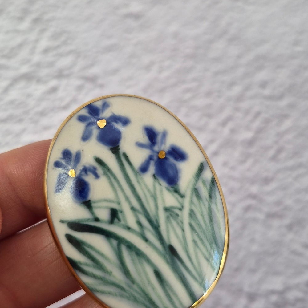 Vintage Susan Gilbert 1990 Signed Hand Painted Ceramic Blue Iris Floral Brooch - Picture 2 of 7